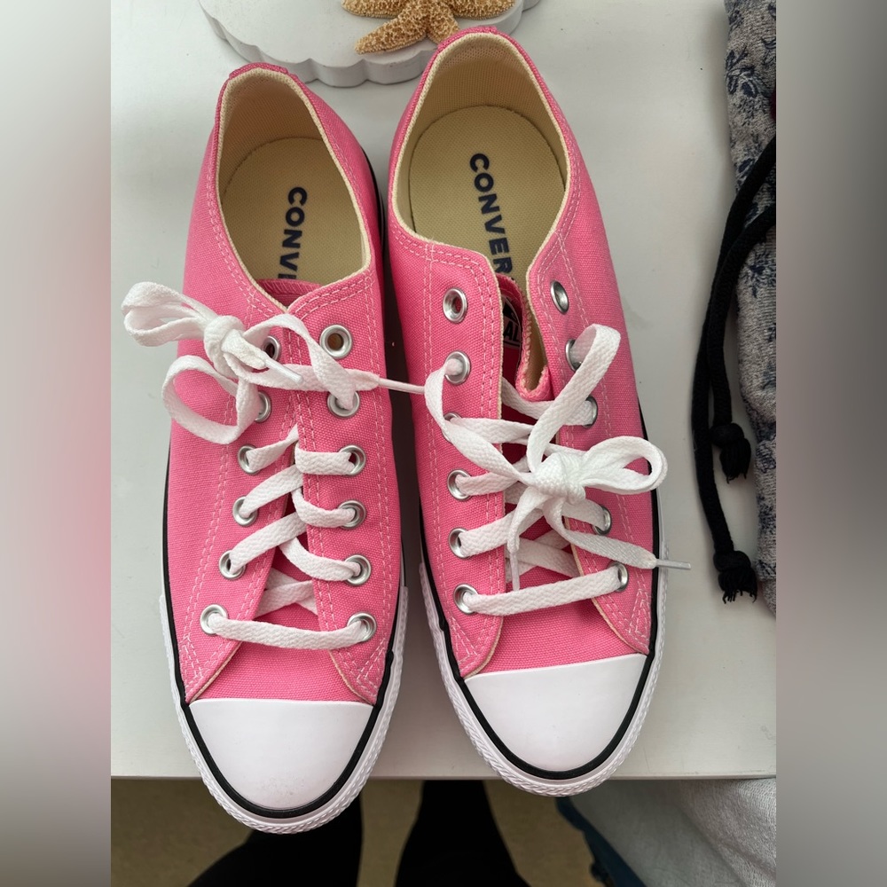 Women’s pink converse